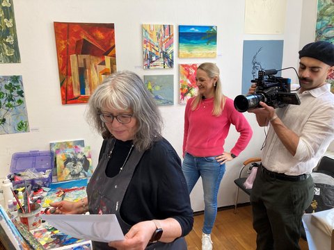 münchen.tv porträtiert die Malakademie im Kirchturm Man sieht ein Kamerateam von "münchen.tv", das die Malakademie porträtiert.